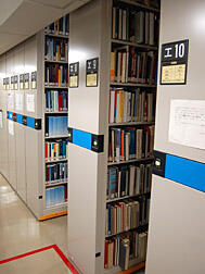地下書庫内電動書架の画像1