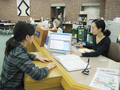 レファレンスカウンター（1階）の画像