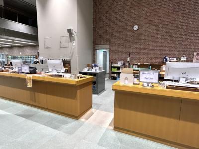 開架カウンター（2階）の画像