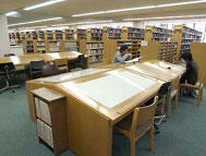 参考図書各種地図のコーナー、新聞コーナーの画像3