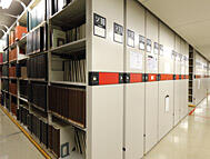 赤の電動書架の画像